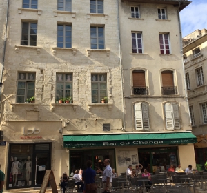 Next<span>24 place du Change – Avignon</span><i>→</i>