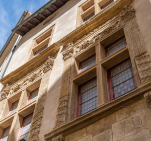 <span>La Maison Saint-Castor à Nîmes</span><i>→</i>