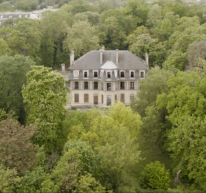 <span>L’Ermitage à Pontoise</span><i>→</i>