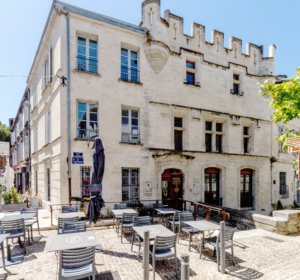 <span>La maison IV de Chiffre à Avignon</span><i>→</i>